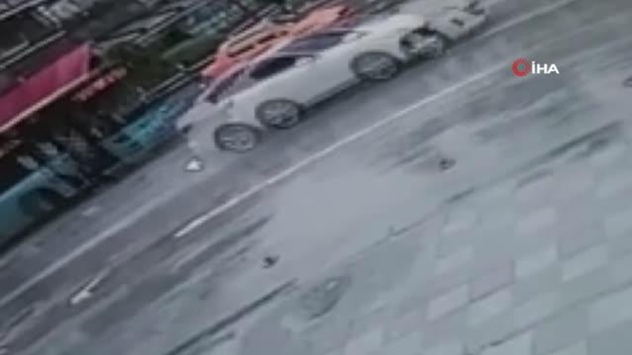 Yolun karşısına geçmeye çalışan yayaya otobüs böyle çarptı