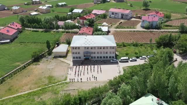 Öğrenciler okullarına kavuşmanın sevincini yaşadı