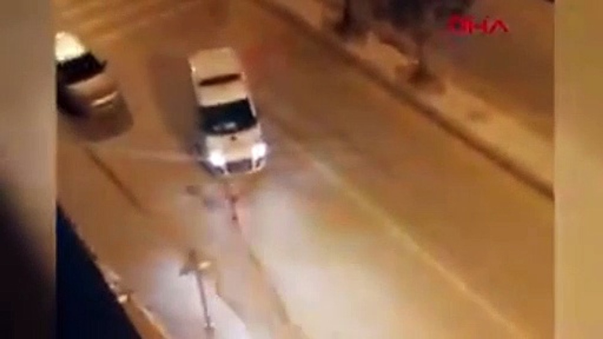 ankara da elinde ekmek bicagiyla yari ciplak gezen adam polis aracini kacirdi dailymotion video