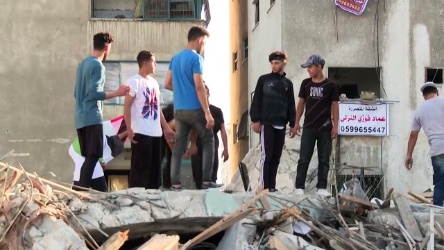 De jeunes Palestiniens font du parkour dans les décombres de la tour al-Jalaa