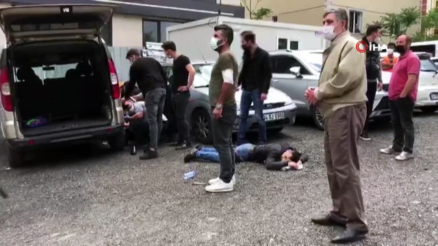 Bakırköy Adliyesi'nde 4'üncü Ağır Ceza Mahkemesi'nde görülen cinayet davası çıkışında taraflar birbirine girdi. Adliye karşısında bulunan otoparkta çıkan silahlı kavgada iki kişi vurularak yaralandı. Olay yerine polis ve sağlık ekipleri se