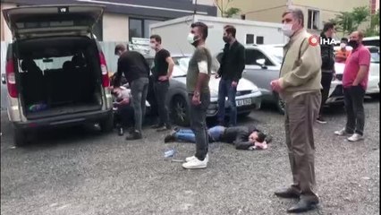 Bakırköy Adliyesi'nde 4'üncü Ağır Ceza Mahkemesi'nde görülen cinayet davası çıkışında taraflar birbirine girdi.