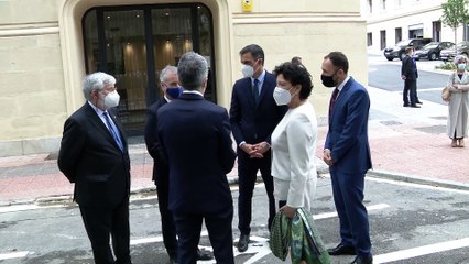 Tải video: Imágenes de los Reyes Felipe VI y Letizia que han llegado a el Centro Memorial de Víctimas del Terrorismo