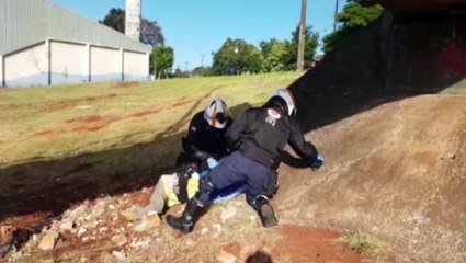 Homem é encontrado desacordado embaixo de passarela e é atendido pelo Samu, no Bairro São Cristóvão