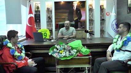 Avrupa üçüncüsü güreşçiye coşkulu karşılama