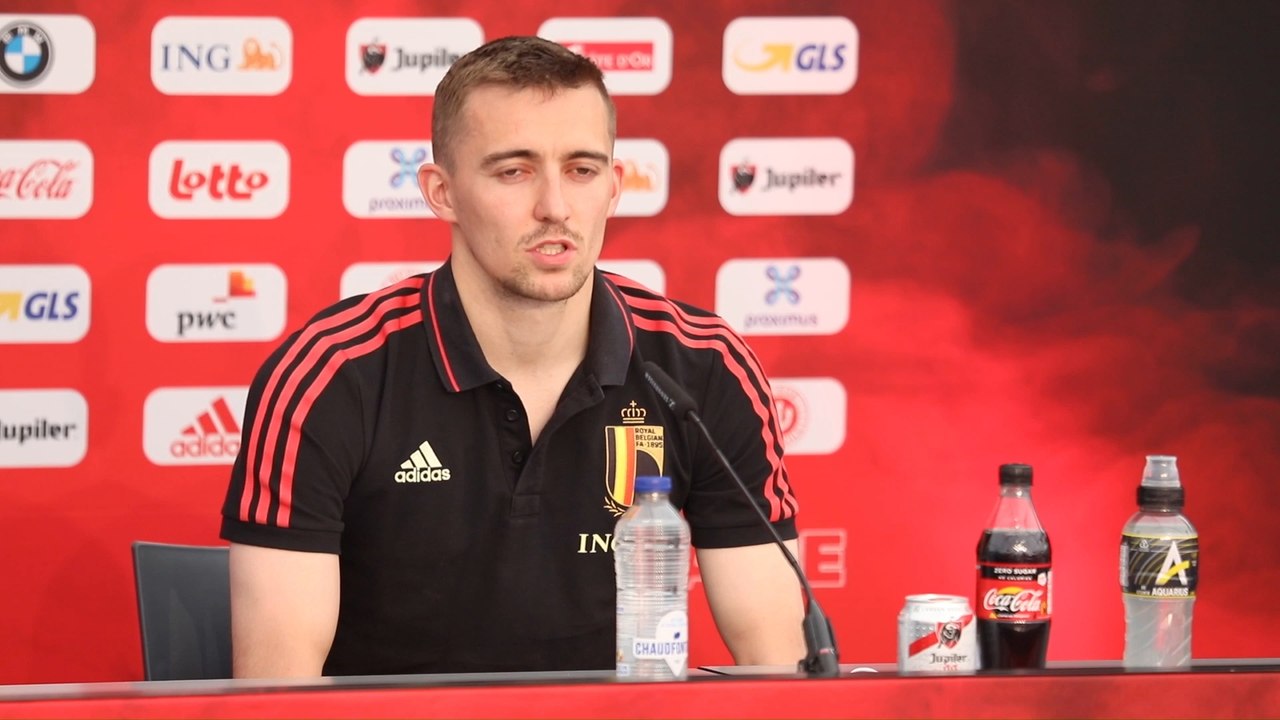 Timothy Castagne vise la place de base sur le f...