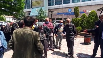 Otomobilin çarptığı 8 aylık hamile kadının yakınları, doktorlardan gelecek “iyi haberi” bekliyor