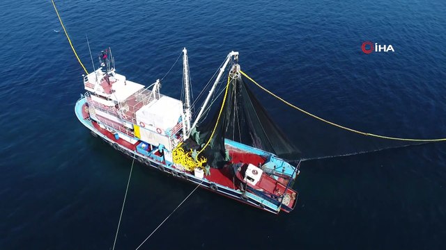 Balıkçı tekneleri, İstanbul Boğazı’nın eşsiz manzarasıyla birleşti