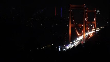 İstanbul'da köprü turuncuya boyandı