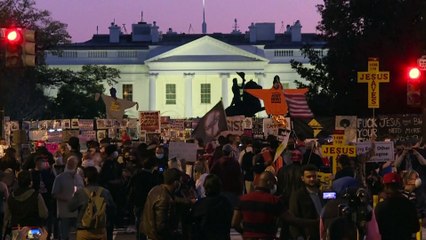 Белый дом в окружении протестующих против Дональда Трампа
