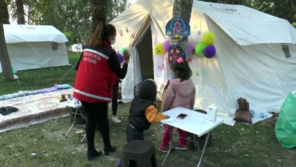 Çadırlar depremzede çocukların hem evi hem oyun alanı oldu - İZMİR