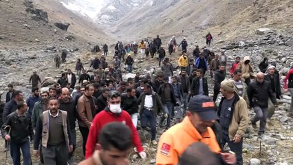 Koyunlarını ararken kayalıktan düşüp yaralanan kişi 4 saatlik çalışmayla kurtarıldı - HAKKARİ