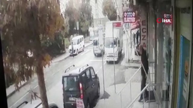 Yolun karşısına geçmek isterken tırın altında kaldı