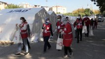 Türk Kızılay, İzmir'deki depremzedelere hijyen seti dağıtıyor