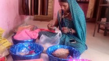 गांव की महिलाएं बनी आत्मनिर्भर,बनाए डिजाईन दीपक शहर में बेच रही है
