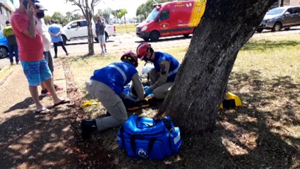 Carro e moto se envolvem em colisão na Rua São Paulo