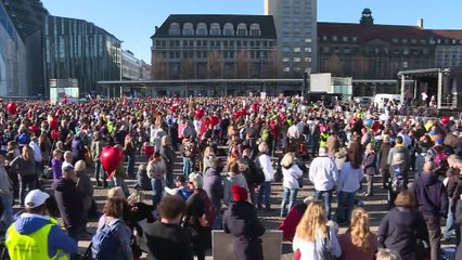 L'Europa che dice "no" alle restrizioni anti-covid scende in piazza