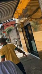 Égua invade salão de beleza na cidade de Ibirité (MG)