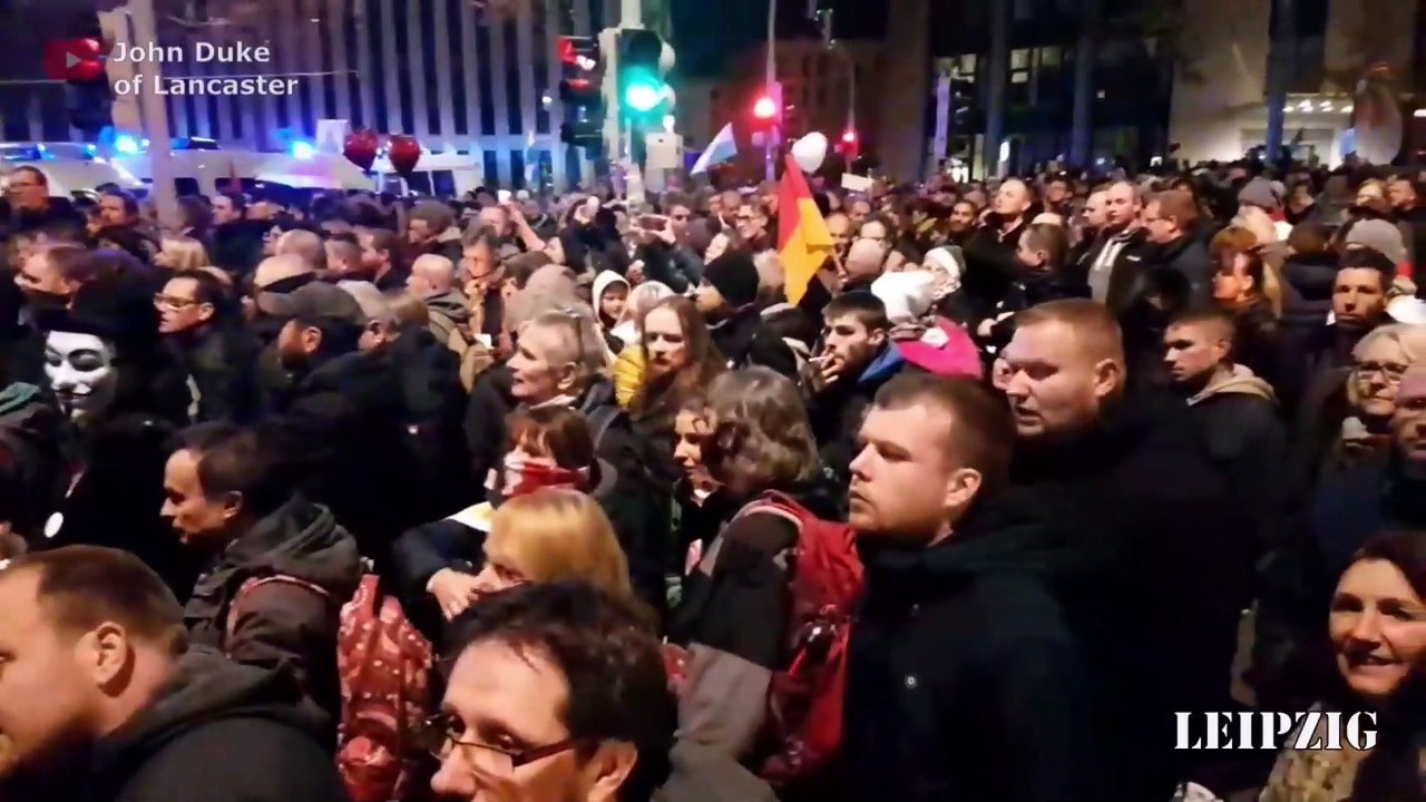 Leipzig: Demonstranten stoppen die Polizei an der Querdenken Kundgebung