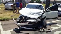 Forte colisão entre carros é registrada na Rua Presidente Kennedy