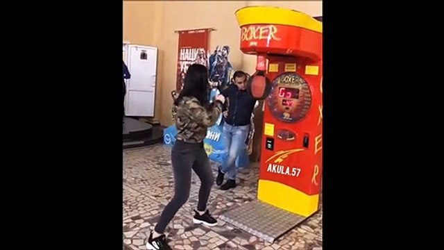 Quand une Championne de boxe thaï se rate au jeu du coup de poing à la fête foraine