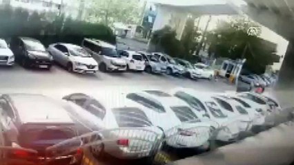 Depremde beton blokların düşme anı kameralara yansıdı - İZMİR