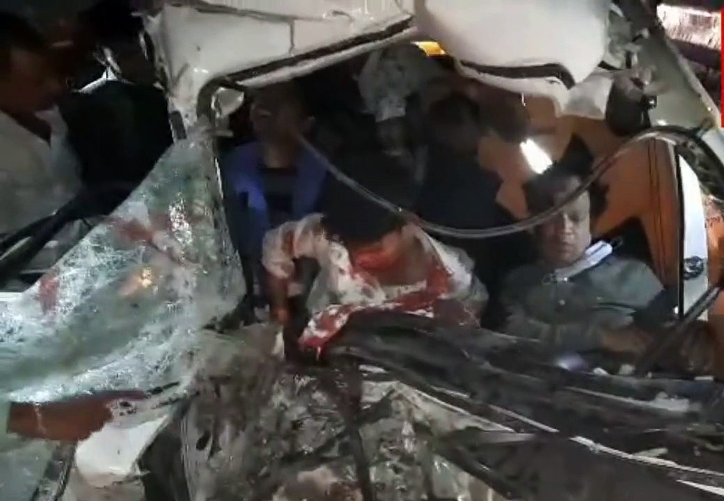 रामादेवी फ्लाईओवर पर डीसीएम की जोरदार टक्कर से कार पलटी, सवार घायल