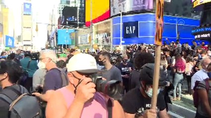 ABD'de başkanlık seçimini Biden'ın kazanmasının ardından Times Meydanı'nda kutlamalar yapılıyor (1) - NEW YORK