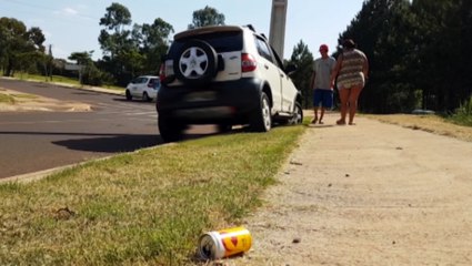 Carro bate contra poste no Bairro Periolo, em Cascavel