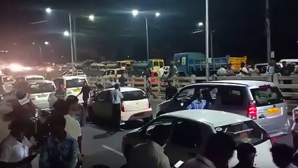 கால்டாக்ஸி டிரைவருடன் மல்லுக்கட்டிய காவலர்! #ViralVideo