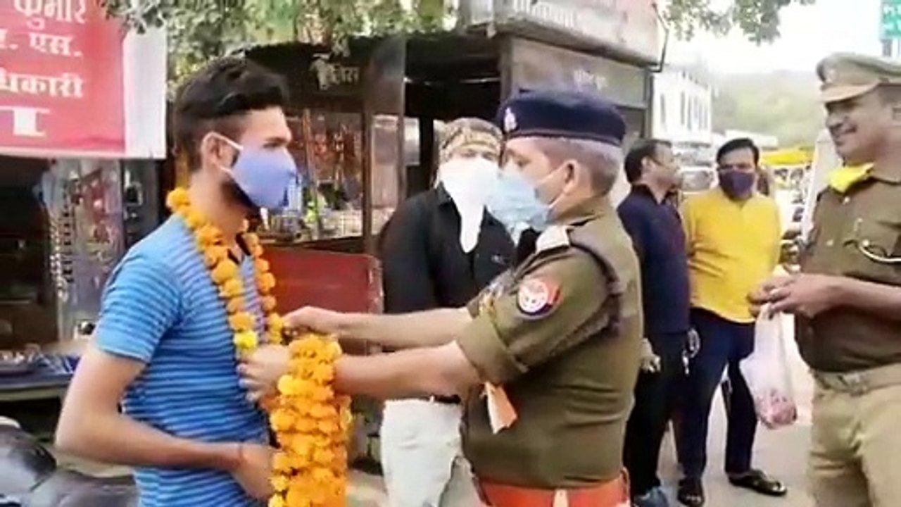 हार पहनाकर और फूल देकर सीओ सदर ने सिखाया सबक