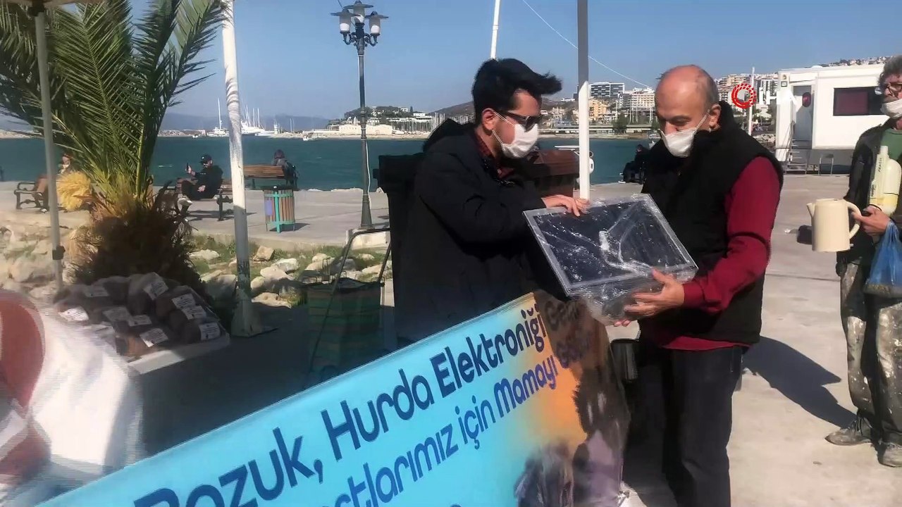 Kuşadası’nda 'Elektronik atığını getir, can dostlara mama götür' kampanyası