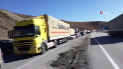Tır devrildi, yol ulaşıma kapandı