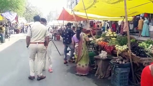 हाथ में डंडा लेकर फ्रीगंज की ट्रैफिक व्यवस्था सुधारने निकले माधवनगर थाना प्रभारी दिनेश प्रजापति