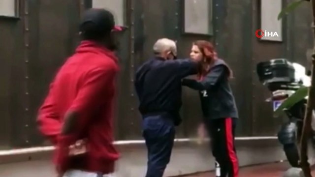 Babası yaşında adamı tekme tokat dövüp başına şişeyle vurdu...O anlar kamerada