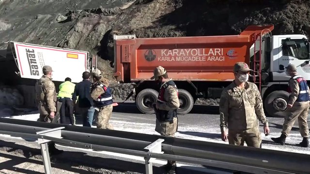 Tırın devrilmesi sonucu kapanan Erzincan-Erzurum kara yolu ulaşıma açıldı