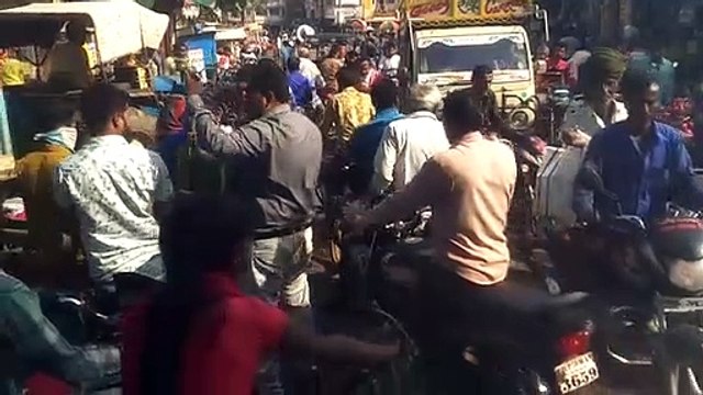 ऐसा लगा रविवार का हॉट बाजार की लगता रहा बार-बार मार्केट में जाम
