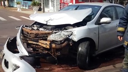 Carro capota em forte colisão na Rua General Osório, no Centro