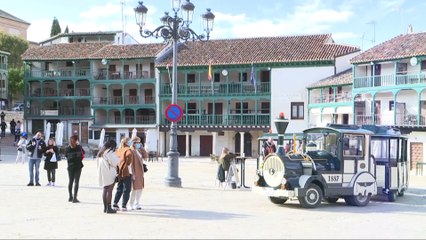 Los madrileños exprimen el último día en Chinchón antes del cierre perimetral