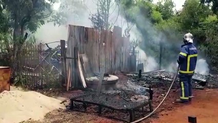 Casa pega fogo e chamas se alastram e atingem depósito de madeira