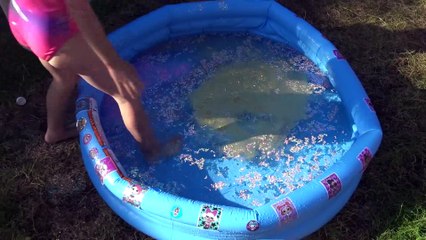 Sophia Isabella e Alice Brincando na Piscina Episódio  (37)