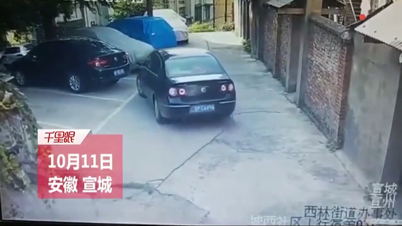 Pire conducteur au monde... il tente de se garer