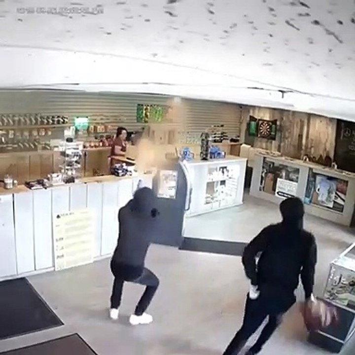 Regardez comment il fait fuir les braqueurs