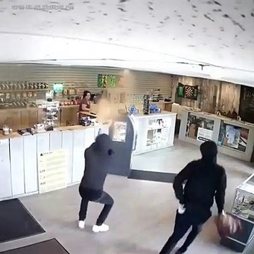 Regardez comment il fait fuir les braqueurs