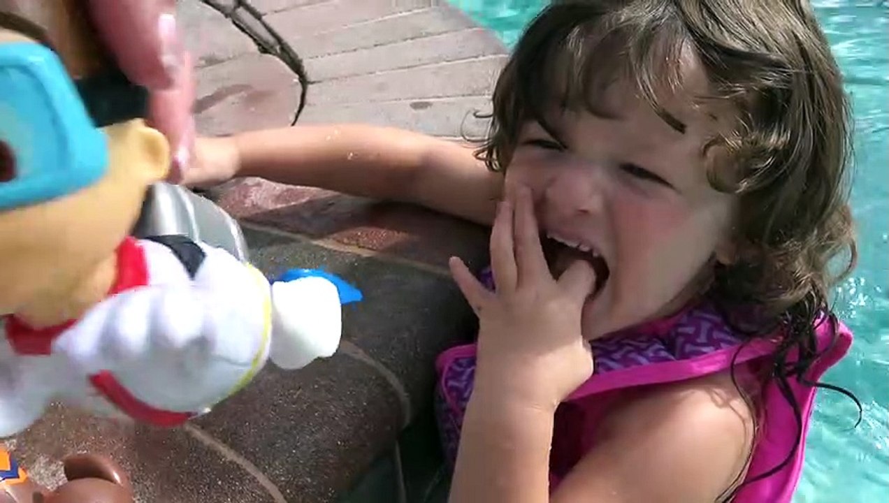 Sophia Isabella e Alice Brincando na Piscina Episódio  (40)