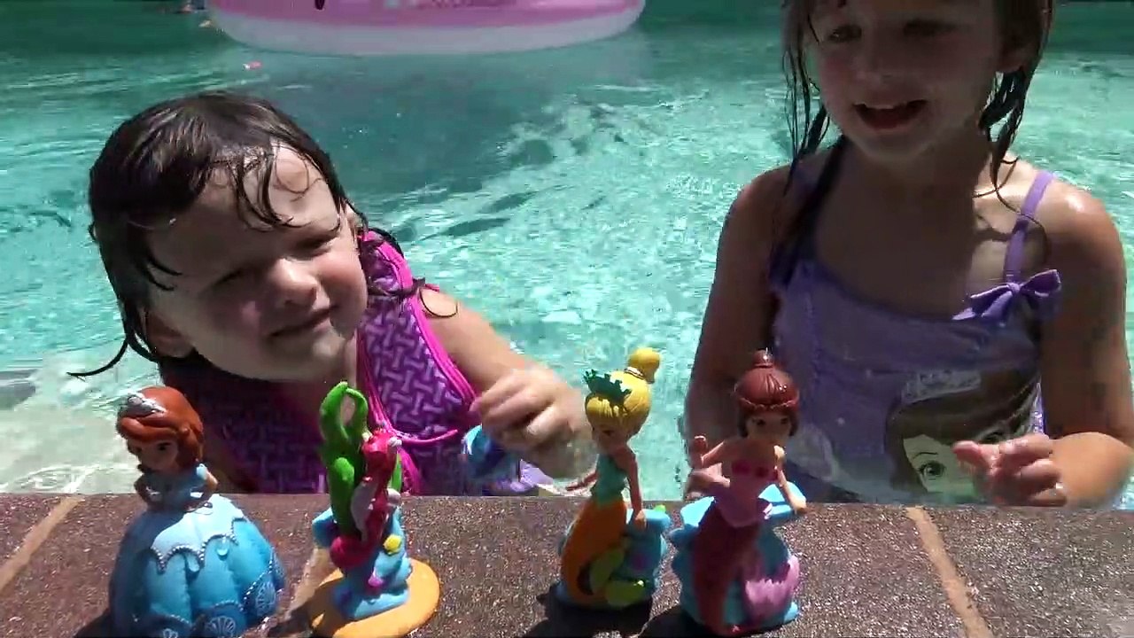 Sophia Isabella e Alice Brincando na Piscina Episódio  (43)