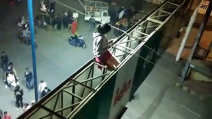 इंदौर: विज्ञापन बोर्ड पर प्रेमी के लिए चढी लडकी,45 मिनिट तक किया हंगामा