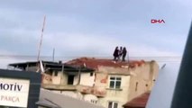 3 genç kız, çatıya çıkıp, tehlikeye aldırış etmeden video çekti | Video