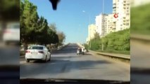 Antalya'da patenli ve motosikletli gençlerin tehlikeli yolculukları kamerada