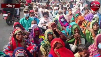 पिता के हत्यारों की गिरफ्तारी के लिए ग्रामीणों ने किया प्रदर्शन